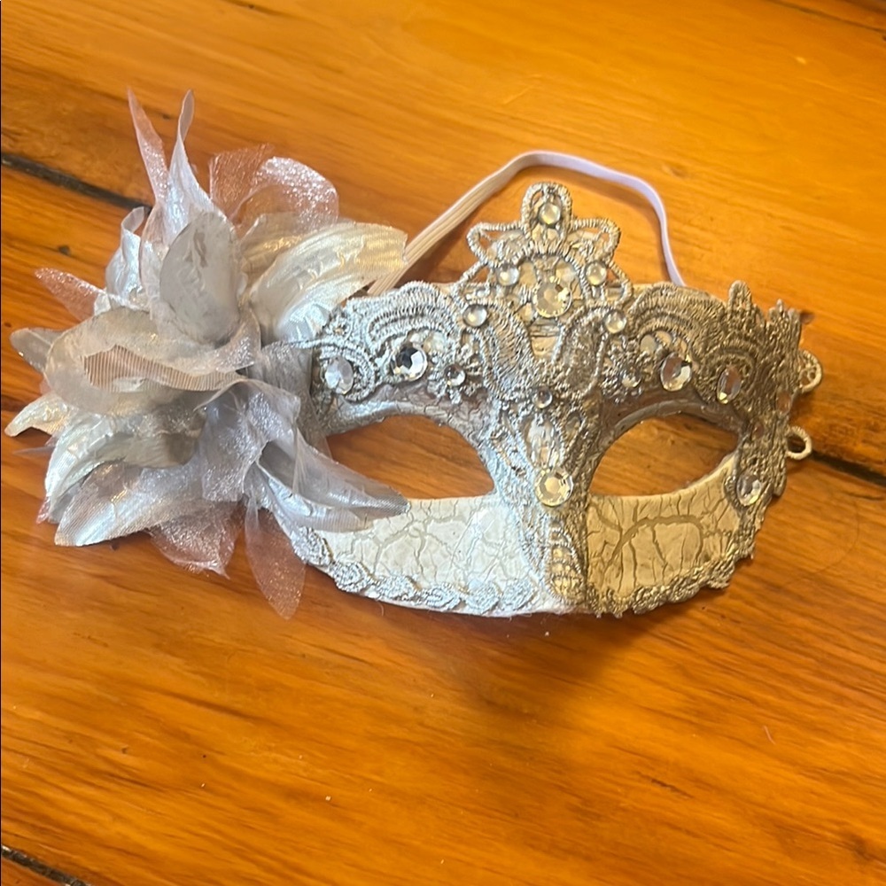 Elegant Silver Floral Masquerade Eye Mask